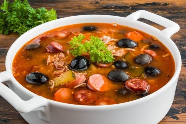 Мясников рассказал, почему необходимо с осторожностью употреблять в пищу супы