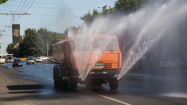 В Астрахани для охлаждения дороги города поливают водой