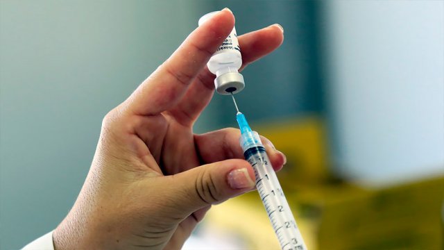 Вирусолог считает, что вакцинация против коронавируса гарантирует победу пандемии