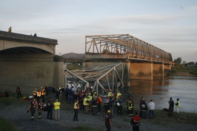 Обрушение пешеходного моста произошло в Вашингтоне