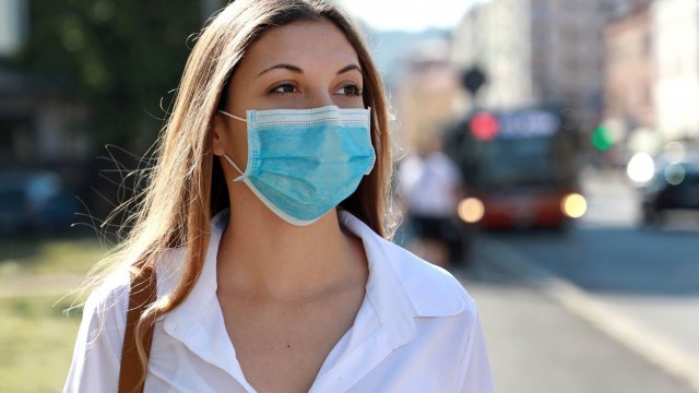 В ВОЗ объяснили необходимость ношения медицинских масок вакцинированным