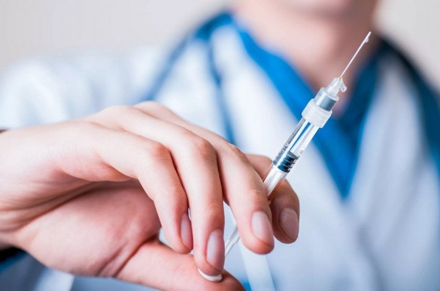 Гинцбург рекомендует вакцинироваться каждые полгода в связи с мутациями коронавируса