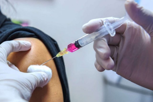 Иммунолог уверяет, что повторная вакцинация против коронавируса безопасна