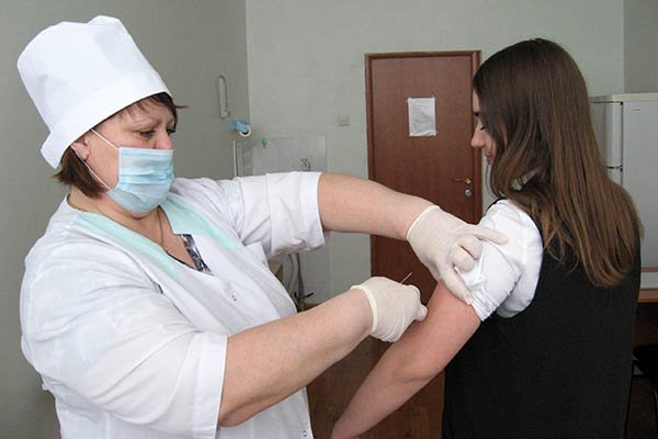 Представители Минобрнауки порекомендовали российским вузам организовать вакцинацию для иностранных граждан