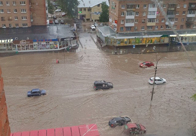 В Ухте из-за сильного ливня затопило первые этажи жилых домов