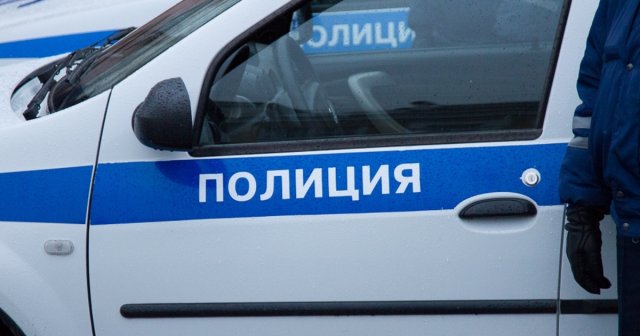 На автобусной остановке в Москве неизвестный выстрелил в человека