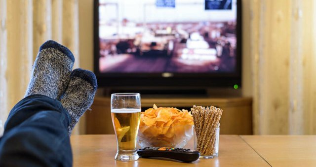 Почему спиртное и просмотр телевизора несовместимы, рассказал специалист