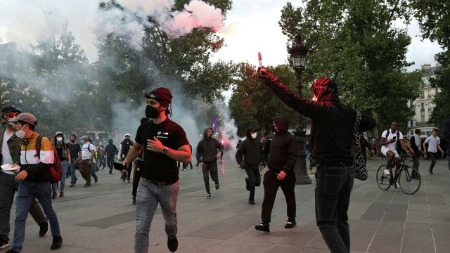 Во время митингов, произошедших во Франции против вакцинации, пострадали полицейские