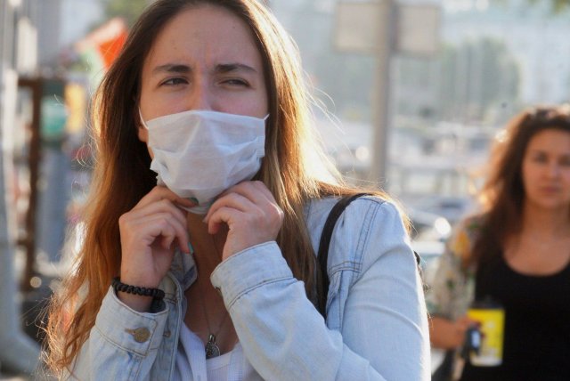 Попова напомнила, что ношение медицинских масок на улице перестаёт обязательным