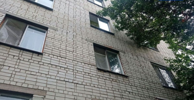 Двухлетний ребёнок из Омска пострадал, выпав из окна