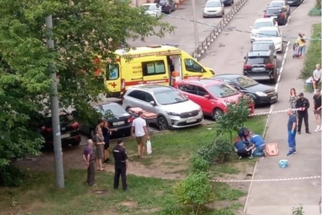 В Барнауле с 5 этажа выпал школьник