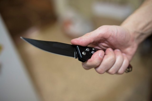 Мужчина с ножом совершил нападение на двух пенсионеров в Санкт-Петербурге