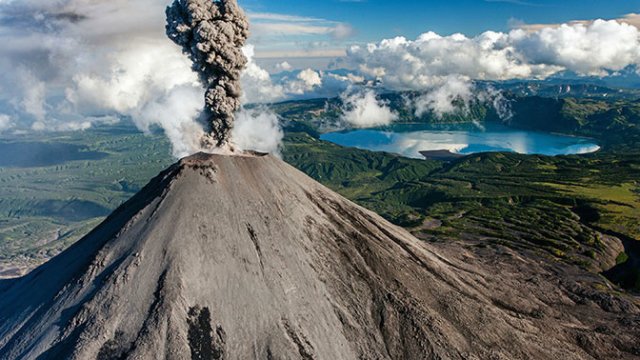 На Камчатке зафиксирован выброс вулканического пепла
