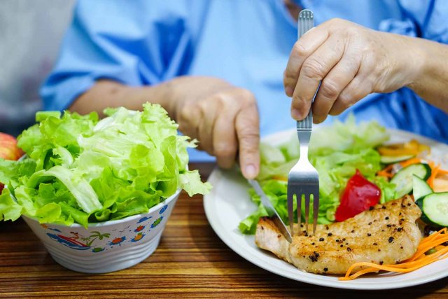Диетолог дал несколько рекомендаций по составлению рациона правильного питания для пожилых