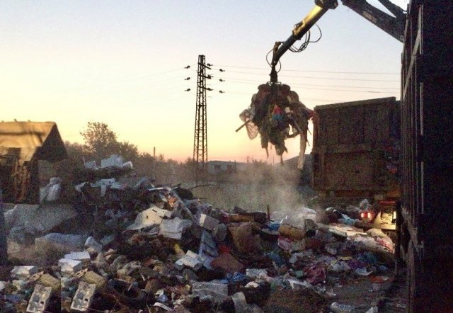 В Астрахани в течении двух дней вывозили мусор с незаконной свалки