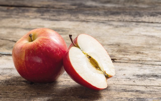 Диетолог рассказала, кому и из-за чего вредно есть яблоки