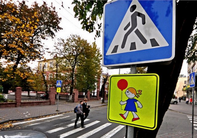 В Москве разыскивают водителя, который сбил несовершеннолетнюю девочку на пешеходном переходе