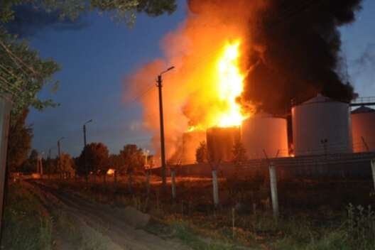В Донецке на территории нефтебазы прогремел взрыв