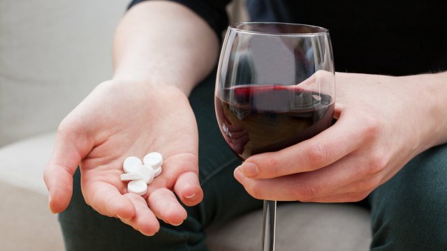 Врач рассказал о том, какое сочетание лекарств с алкоголем смертельно »  DailyNews