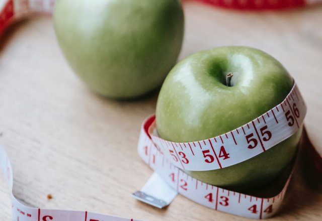 Диетологи назвали ряд пищевых привычек, которые мешают похудению