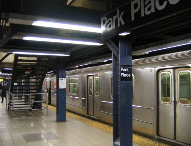 Мужчина в метро Нью-Йорка толкнул женщину на пути перед поездом