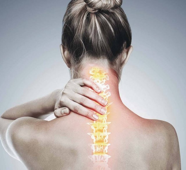 Невролог назвал несколько причин появления «холки» на шее у женщин
