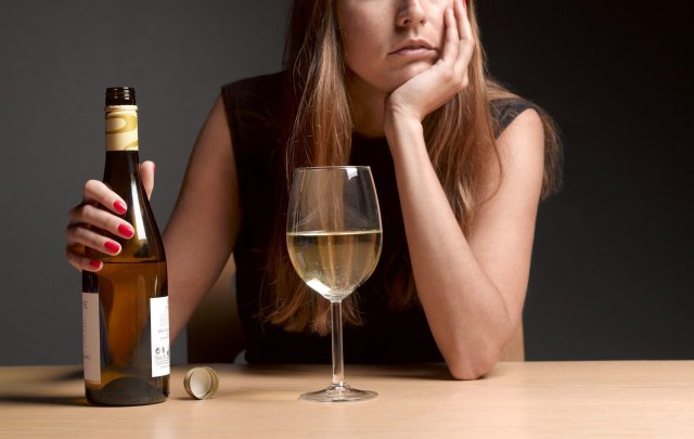 Нарколог напомнил об особой опасности алкоголя для женщин