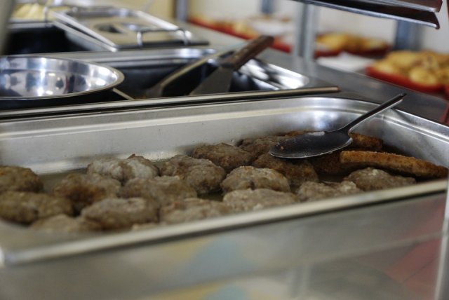 Проверка мяса котлет из школьной столовой будет проведена в Оренбурге