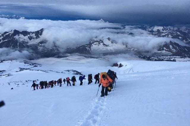 На Эльбрус отправятся спасатели, чтобы помочь туристам на высоте 5400 м.