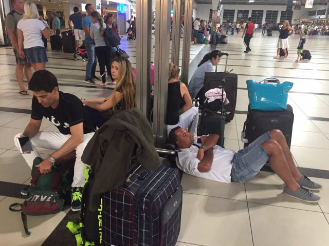 Более 150 туристов не могут покинуть аэропорт Антальи