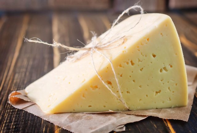 Диетолог дал рекомендации о том, как выбрать полезный для здоровья сыр
