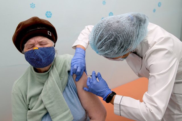 В Минздраве разрешили исследовать вакцину «КовиВак» на добровольцах старше 60 лет