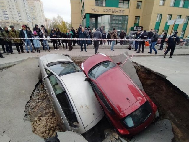 Несколько автомобилей провалились в яму с кипятком в Новосибирске на парковке