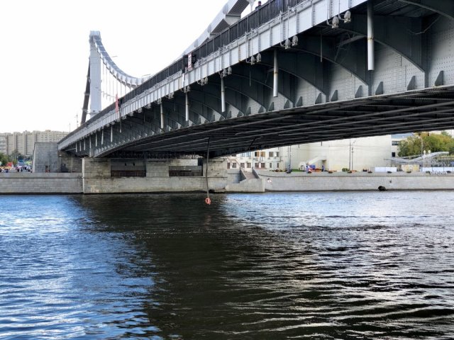 Человек упал в Москву-реку с Крымского моста