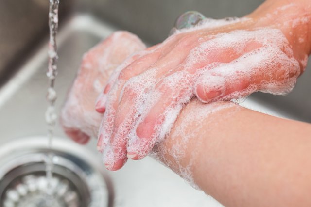 Дерматолог порекомендовала отказаться от частого мытья рук