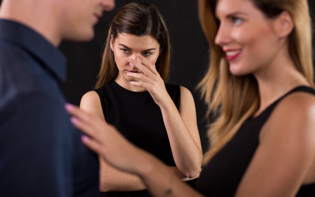 Психолог заявил, что на фоне пандемии женщины стали реже ревновать своих мужчин коллегам