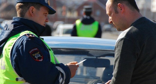 Жителю Саратова грозит срок за прыжок с крыши автомобиля полиции