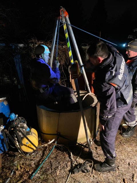 Сотрудники МЧС Подмосковья провели операцию по спасению мужчины из 12-метрового колодца