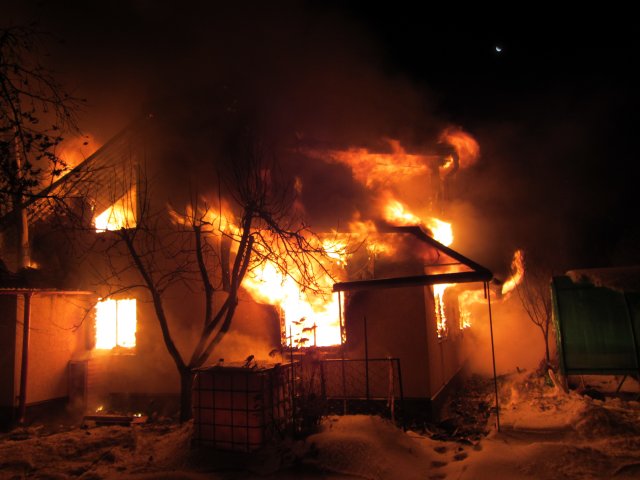 В результате пожара в частном доме в Копейске погибла женщина и двое детей