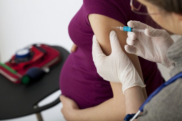 Беременные, прошедшие вакцинацию против COVID-19 в Курской области, получат выплаты