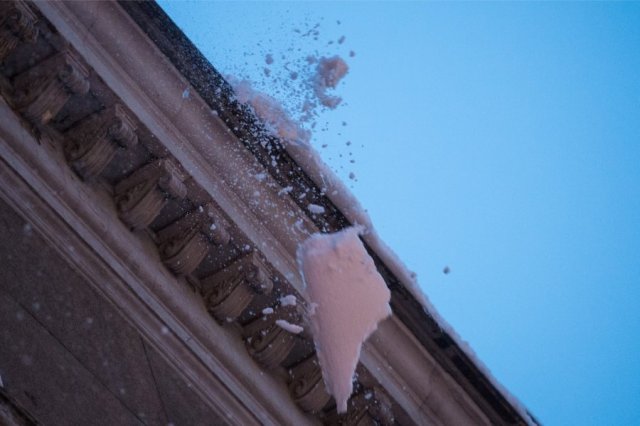 В Уфе из-за схода снега с крыши местная жительница получила травму
