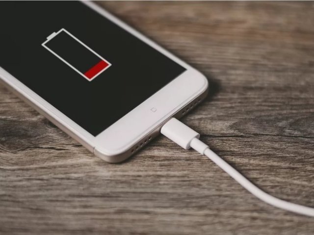 Эксперт объяснил, почему стоит отказаться от использования неоригинальной зарядки для смартфонов