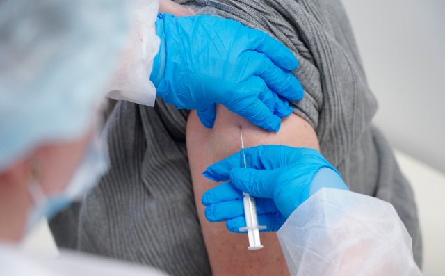 Обязательная вакцинация для пожилых и студентов введена в Липецкой области