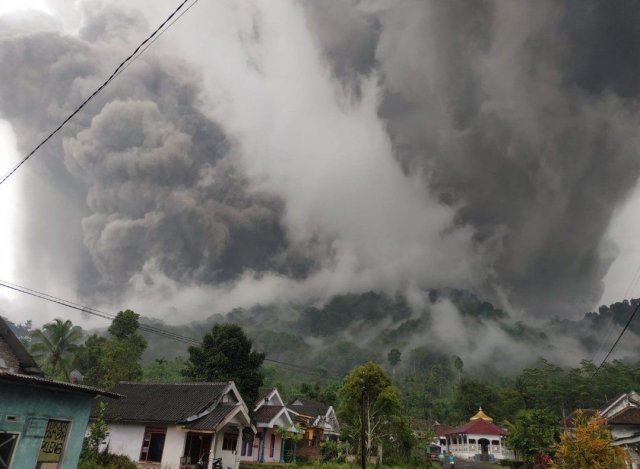 В Индонезии в результате извержения вулкана погибли человек