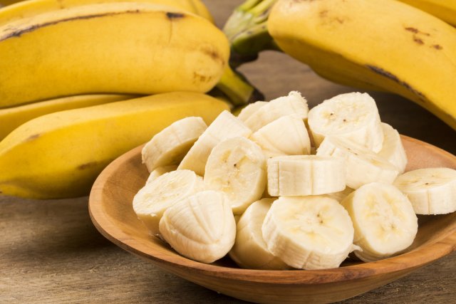 Диетолог рассказал о том, кому и почему не рекомендуется употреблять бананы