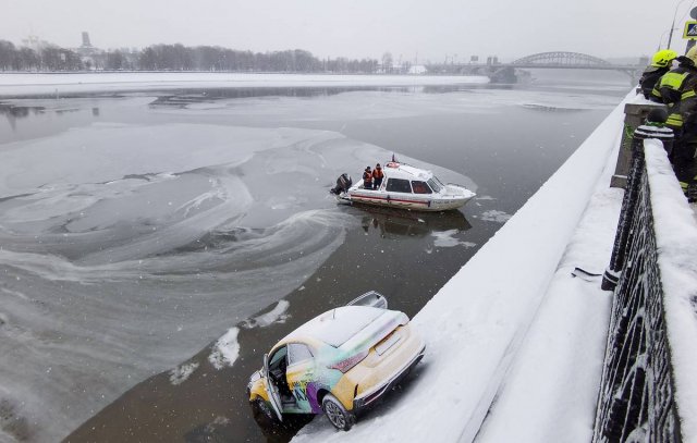 Автомобиль такси с пассажиркой упал в Москву-реку