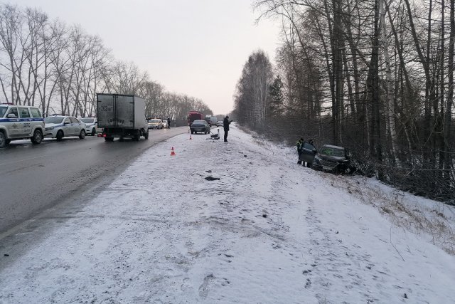 Крупная авария с микроавтобусом произошла в Томской области