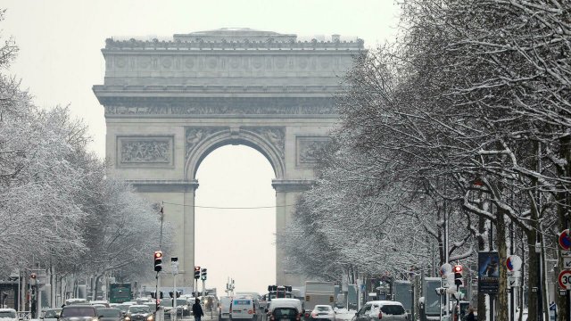 В Париже сообщили об отмене новогодних гуляний на Елисейских полях