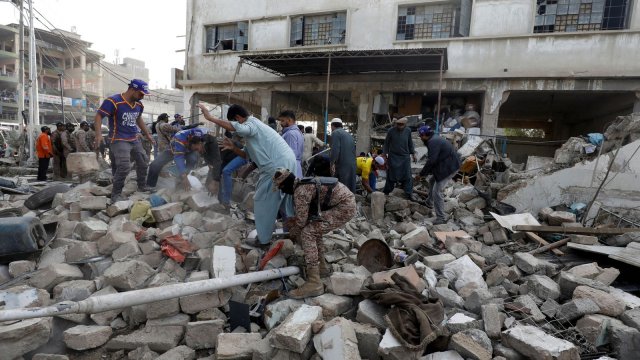Из-за взрыва в банке в Пакистане погибли более 10 человек