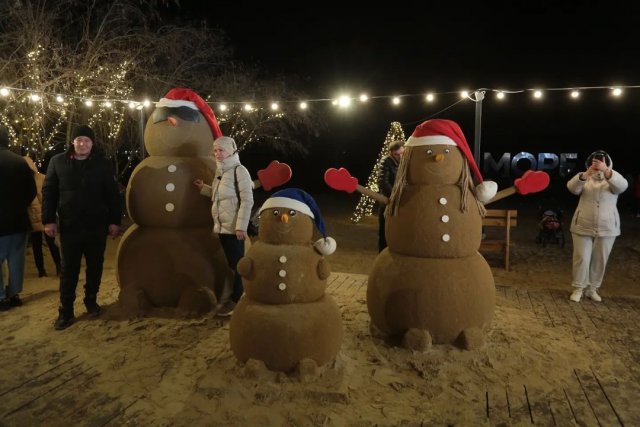 Снеговики из песка появились на пляжах Анапы